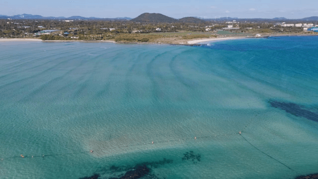 맑은 푸른 바다의 고요한 해변