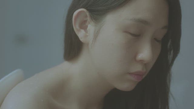 욕실에서 깊은 생각에 잠긴 여자