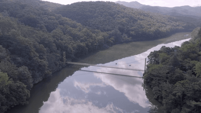 잔잔한 호수 위의 현수교