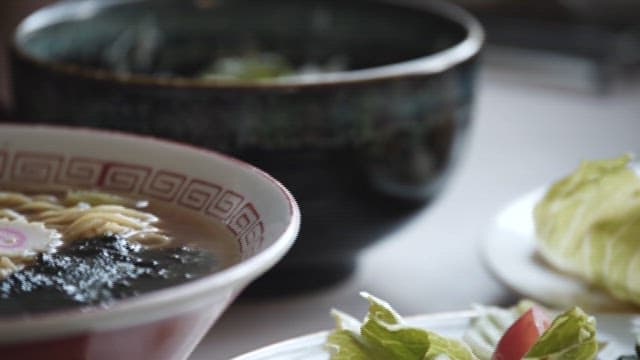 김이 모락모락 나는 토핑이 올라간 라멘 한 그릇