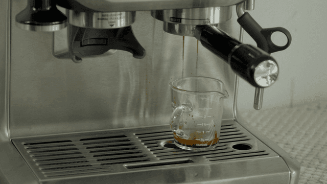 에스프레소 머신에서 커피 추출