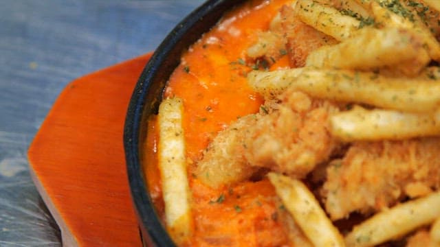 퓨전 크림소스에 담긴 바삭한 감자튀김과 순살치킨