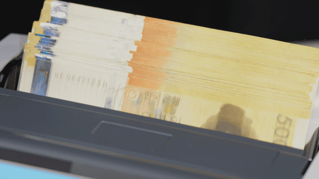 계수기에 있는 한국 지폐