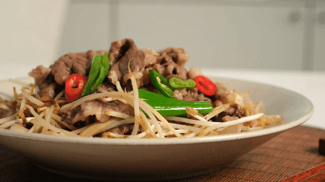 Stir-fried beef with bean sprouts vegetables