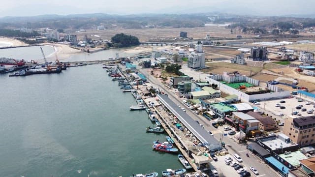 개발이 이루어지는 산업현장이 보이는 해안 마을