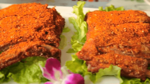 상추 위에 바삭하게 튀겨진 갈비