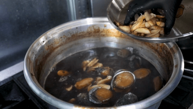 끓는 냄비에 버섯을 넣는 장면