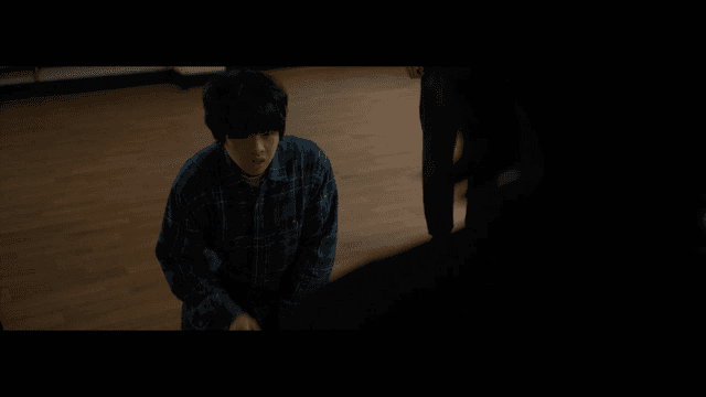 실내에서 무릎 꿇고 있는 젊은 남성