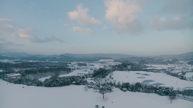황혼에 덮인 고요한 눈 풍경