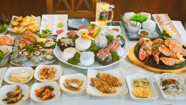 테이블 위 다양한 해산물 요리