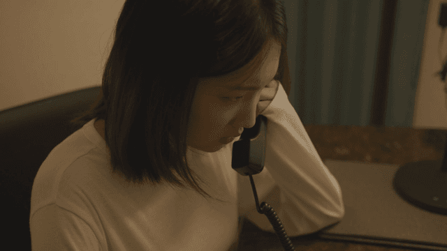 전화기로 전화 통화 중인 여성