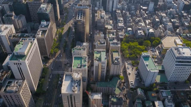 높은 빌딩이 있는 번화한 도시