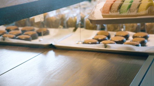 빵집에 진열된 다양한 제과