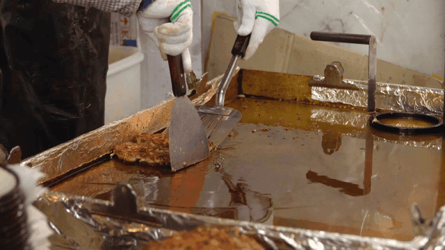 Scene of grilling mung bean pancakes on iron plate