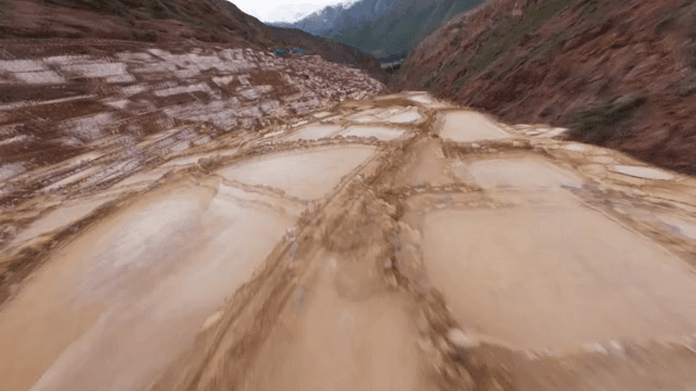 소금 계단이 있는 산악 지형