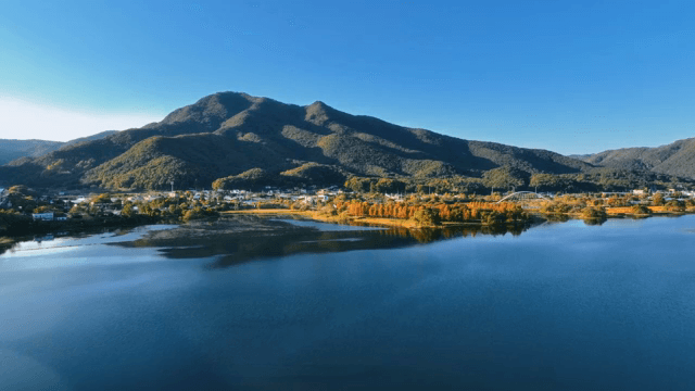 고요한 호수가 있는 광활한 산 풍경