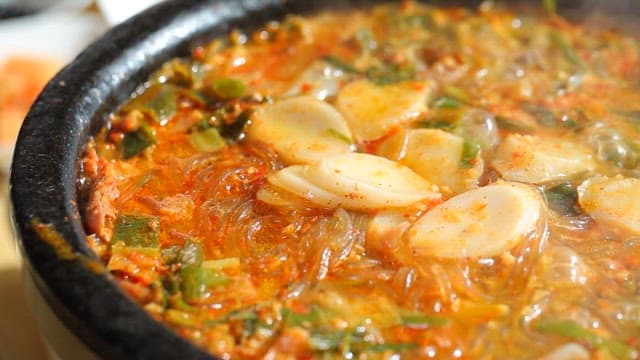 떡이 들어간 곱창전골이 끓는 모습