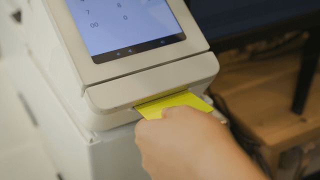 결제 단말기에 카드 삽입