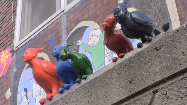 벽에 있는 다채로운 조각상