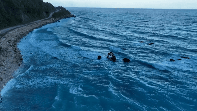 활기찬 바다 옆 해안 도로