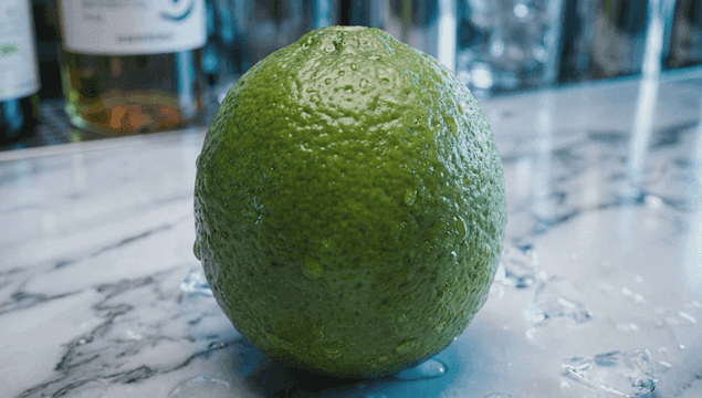 대리석 조리대 위의 신선한 라임