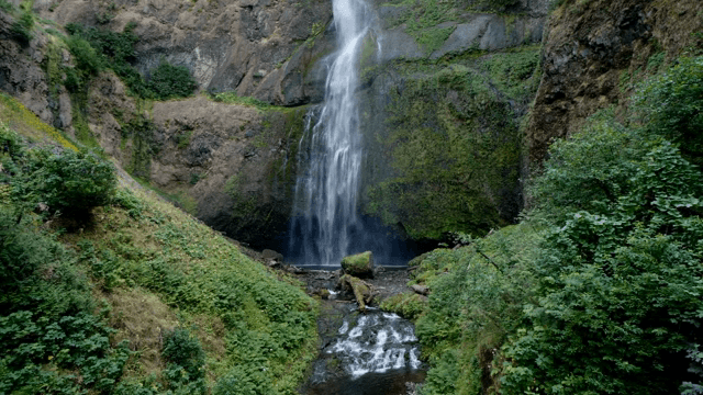 절벽을 따라 흐르는 고요한 폭포