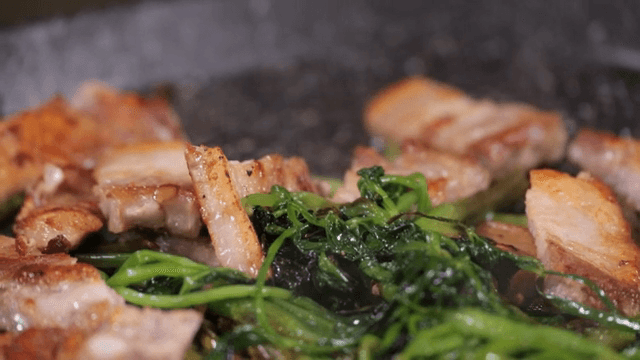 신선한 미나리와 삼겹살 구이