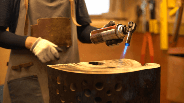 작업장에서 토치를 사용한 목공 작업