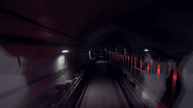 지하철 터널과 선로 및 조명