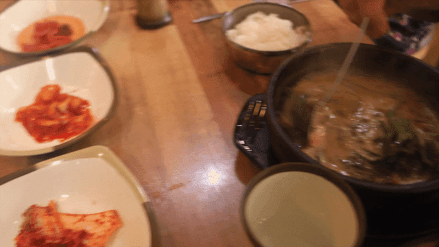 테이블 위의 추어탕과 반찬