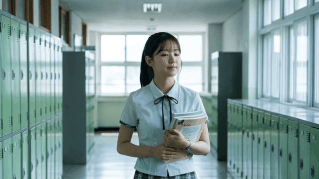 학교 복도를 걷는 책들을 들고 여학생