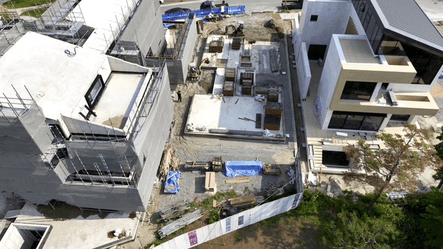 기초 공사가 진행 중인 건설 현장