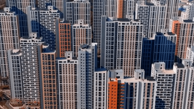 도시의 고층 아파트 건물