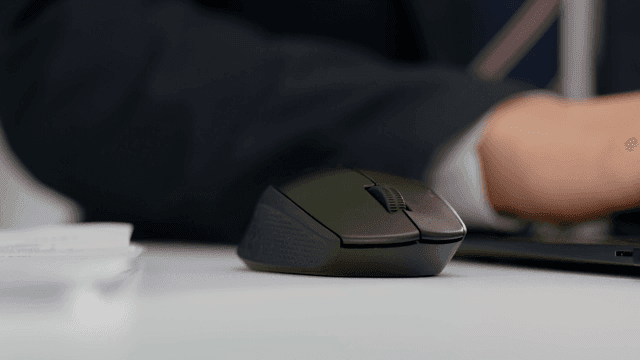 책상에서 마우스를 사용하는 회사원