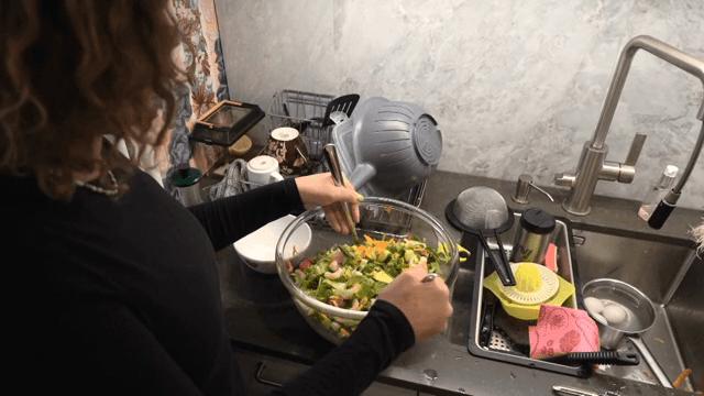 주방에서 신선한 샐러드를 준비하는 사람