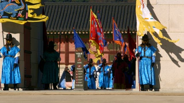 수문장 교대식을 위해 깃발을 들고 나오는 사람들