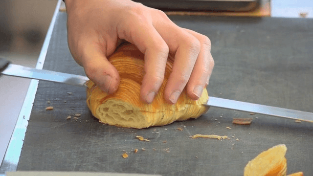 주방에서 크루아상을 자르는 모습