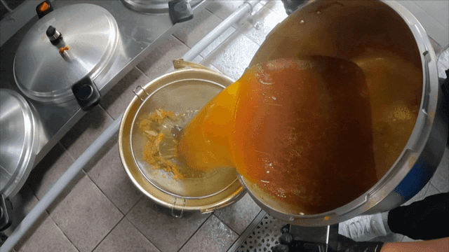 이물질이 걸러지는 상황버섯과 닭의 육수