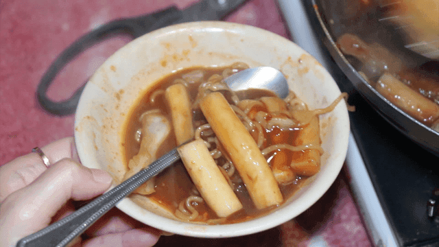 매운 떡볶이 한 국자