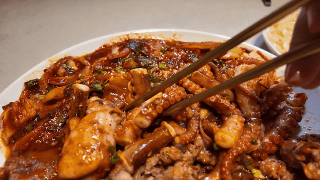 Spicy stir-fried octopus and beef bulgogi dish