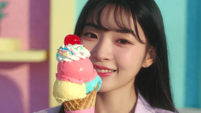 화려한 콘아이스크림을 먹는 젊은 여성