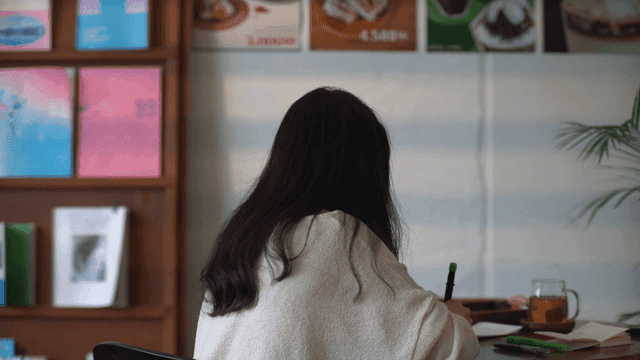 아늑한 카페에서 글을 쓰는 여자