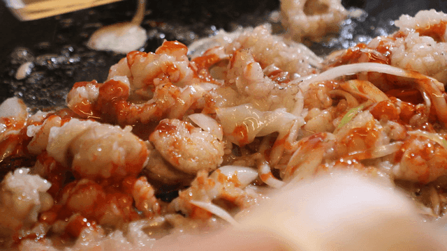 Stir-fried large intestine with onions and seasoning