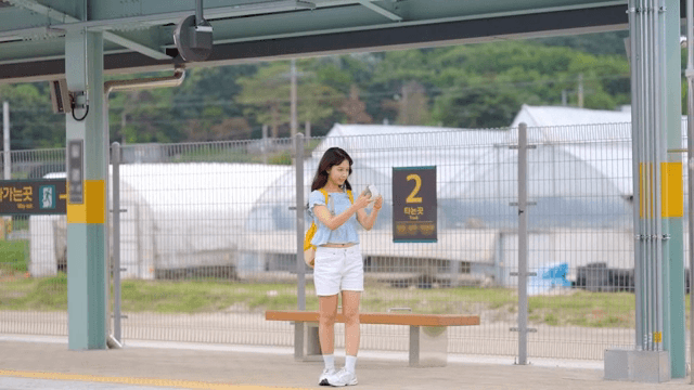 기차역에서 셀카를 찍는 젊은 여성