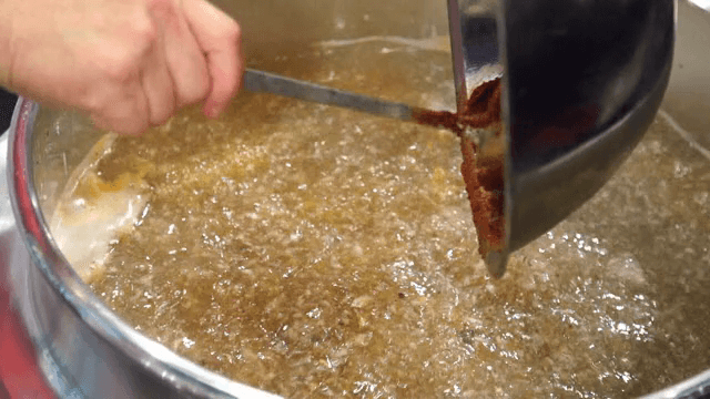 끓는 육수에 고추장 추가