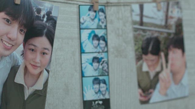 벽에 붙어있는 다정한 커플 사진