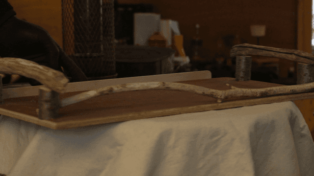 실내 테이블 위의 나무 쟁반