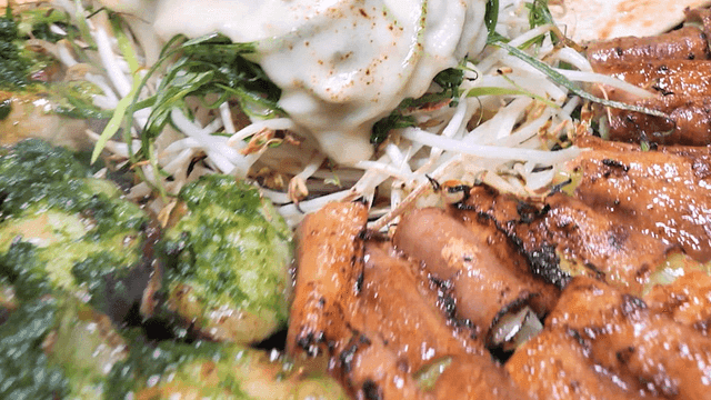 Grilled beef intestines and vegetables on a hot plate