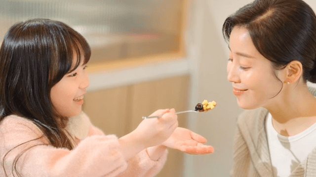 엄마에게 샐러드를 먹여주는 아이