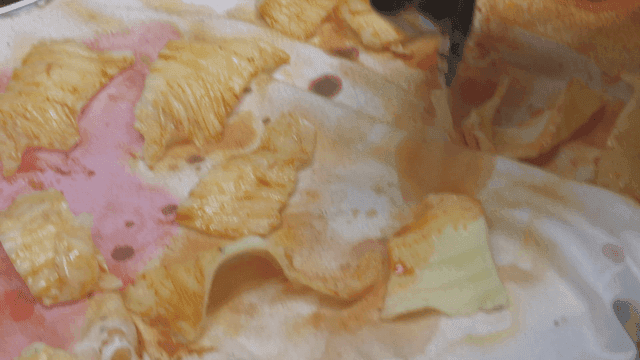 Craftsman coloring cabbage model with airbrush